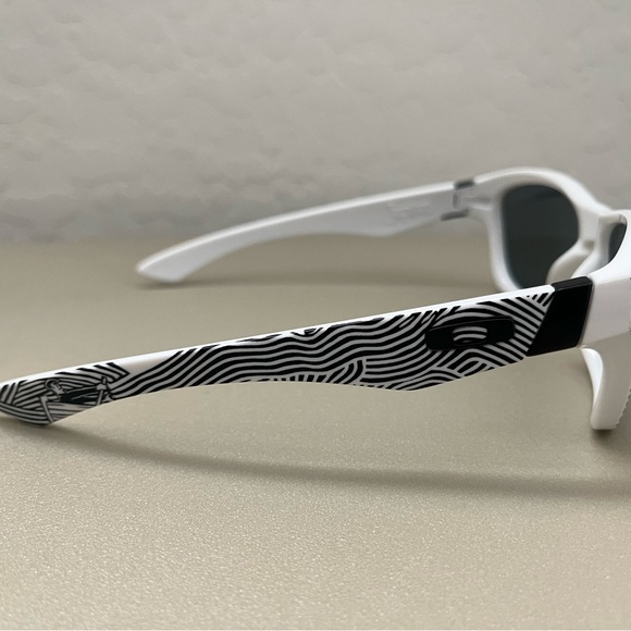 Oakley Stanley Donwood Jupiter Sunglasses - Picture 6 of 11